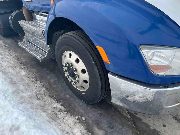 2016-peterbilt-semi-image-3