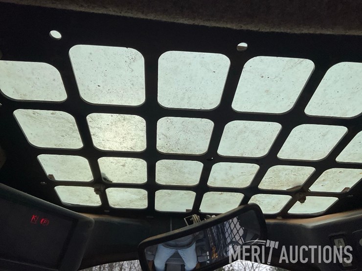 2022-deere-317g-image-47