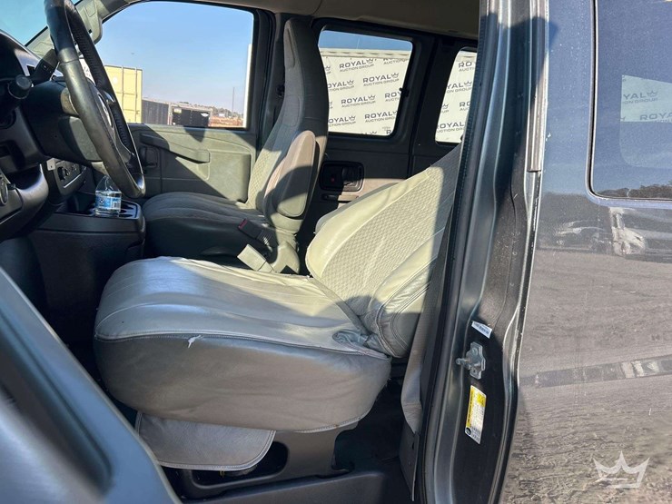 2017-chevrolet-express-3500-image-12