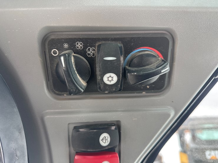 caterpillar-242d-image-34