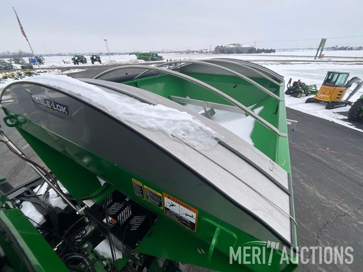 2023-john-deere-400r-image-37