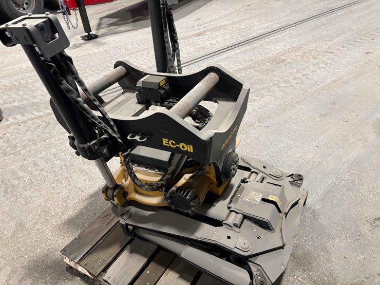 deere-245g-lc-image-11