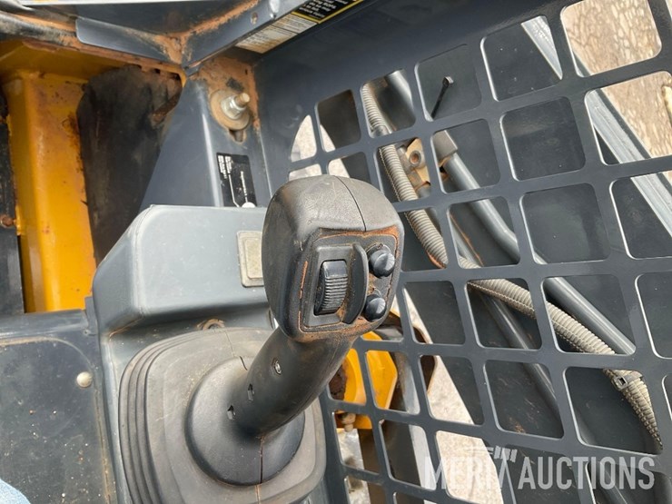 2022-deere-317g-image-43