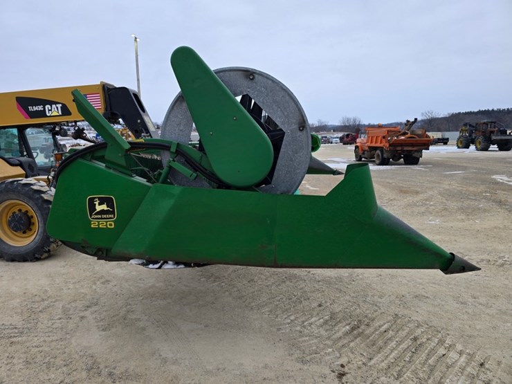 john-deere-220-image-10