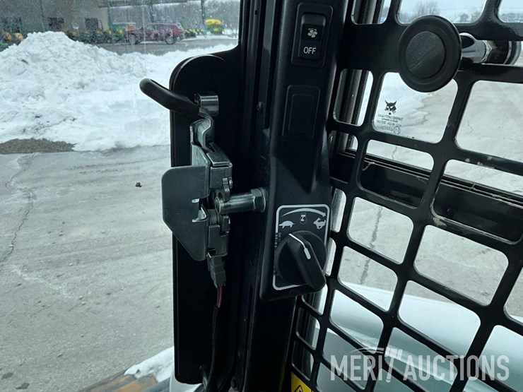 2024-bobcat-t740-image-30