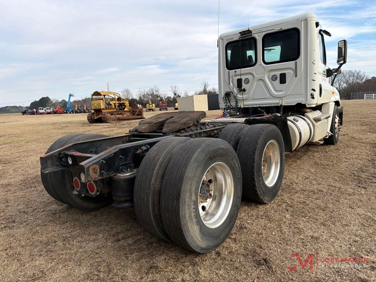 2013-freightlinerday-cab-truck-tractor-image-3