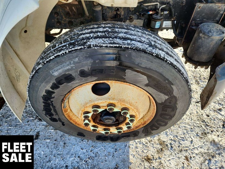 2005-freightliner-m2-106-image-11