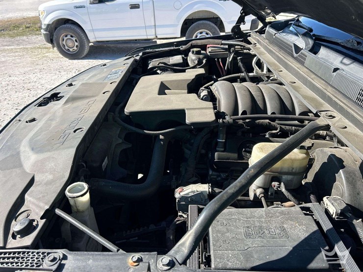 2017-chevrolet-suburban-image-9