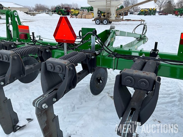 2023-john-deere-2100-image-14