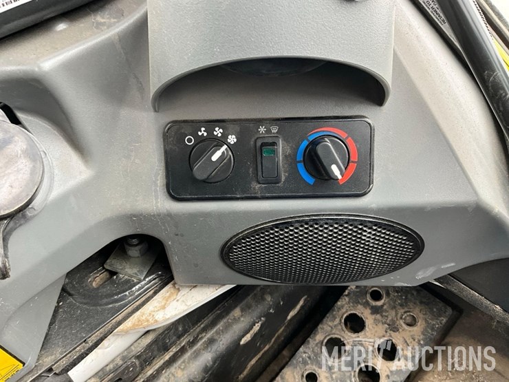 2024-bobcat-t740-image-33