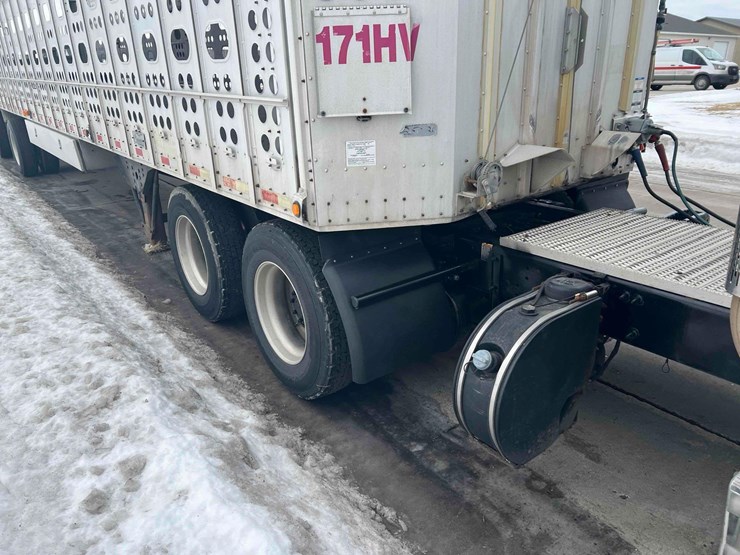 2016-peterbilt-semi-image-8