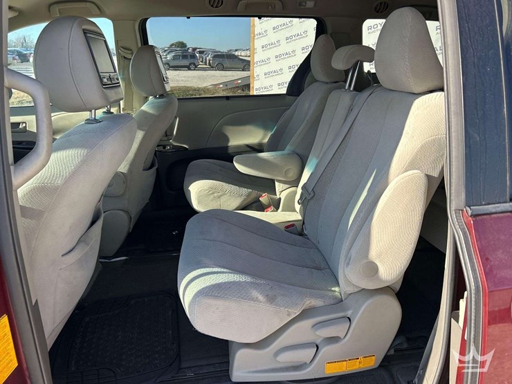 2011-toyota-sienna-image-22