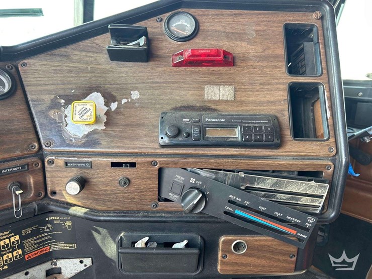 1996-freightliner-fld112sd-image-18