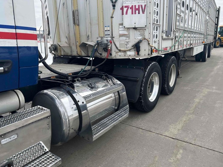 2016-peterbilt-semi-image-10