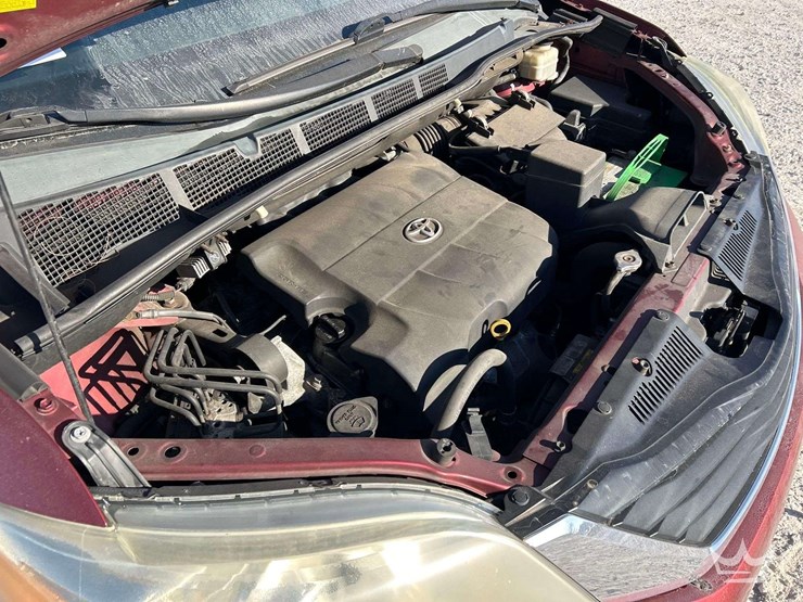 2011-toyota-sienna-image-9