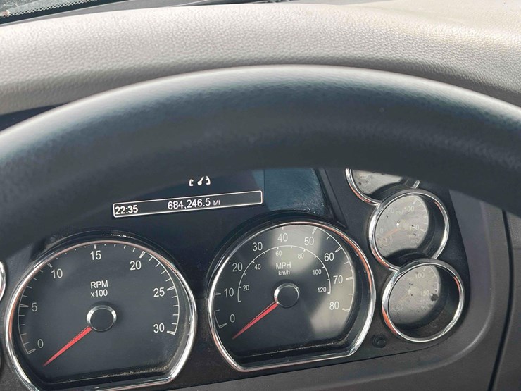 2016-peterbilt-semi-image-27