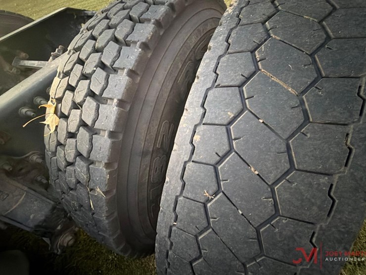 2015-volvo-sleeper-truck-tractor-image-24