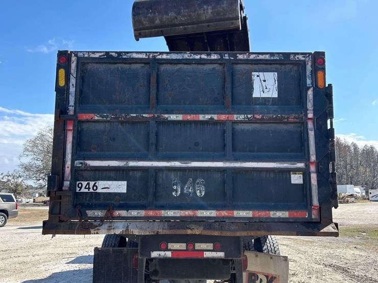 2010-freightliner-m2-106-image-43