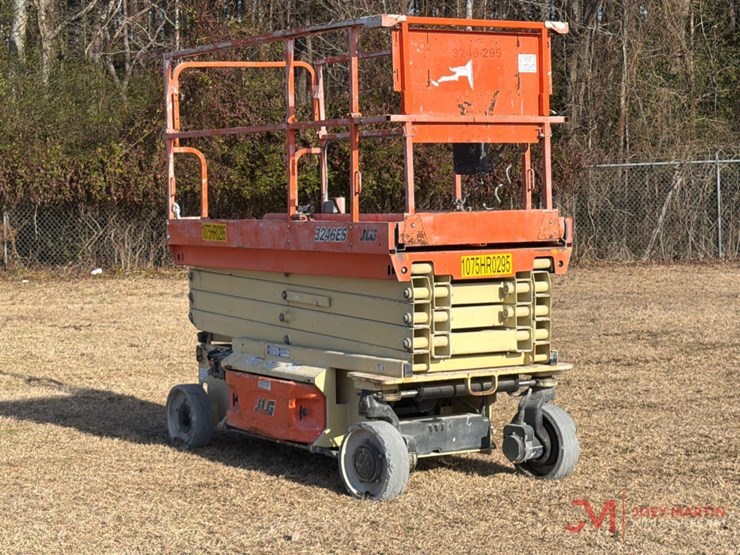 2015-jlg-3246es-image-1