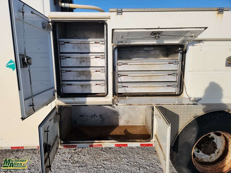 2005-freightliner-m2-106-image-30