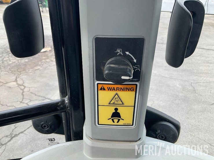 2017-caterpillar-420f2-image-65