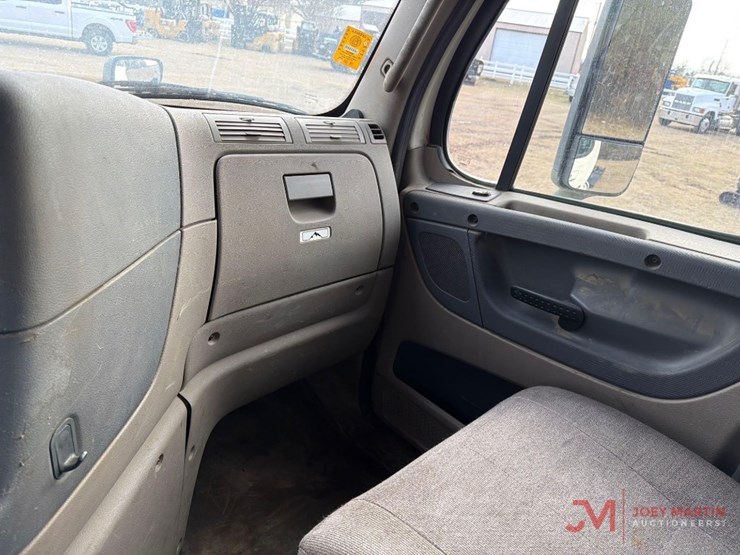 2013-freightlinerday-cab-truck-tractor-image-23