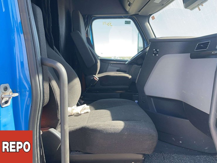 2022-freightliner-cascadia-t/a-sleeper-tractor-image-13