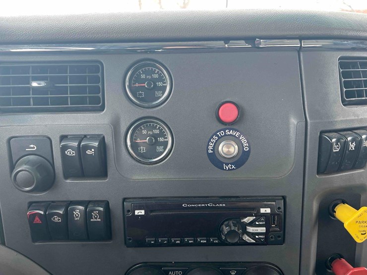 2016-peterbilt-semi-image-23