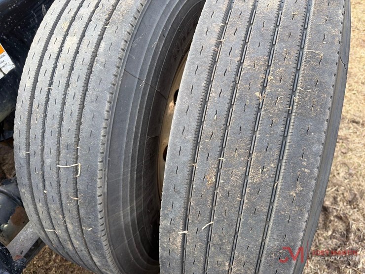 2013-freightlinerday-cab-truck-tractor-image-12