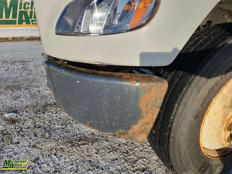 2005-freightliner-m2-106-image-37