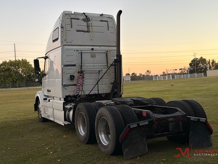 2015-volvo-sleeper-truck-tractor-image-5