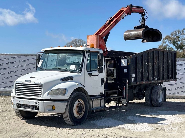 2010-freightliner-m2-106-image-1