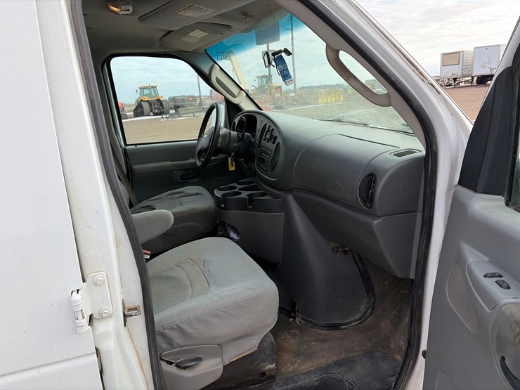 2007-ford-econoline-van-image-14