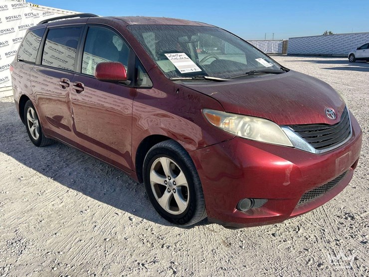 2011-toyota-sienna-image-2