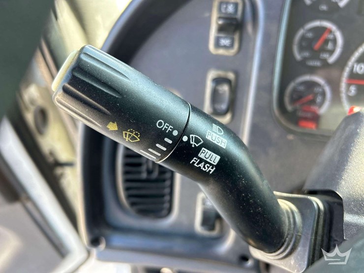 2010-freightliner-m2-106-image-14