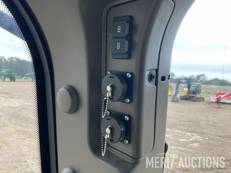 2023-john-deere-8r-370-image-61