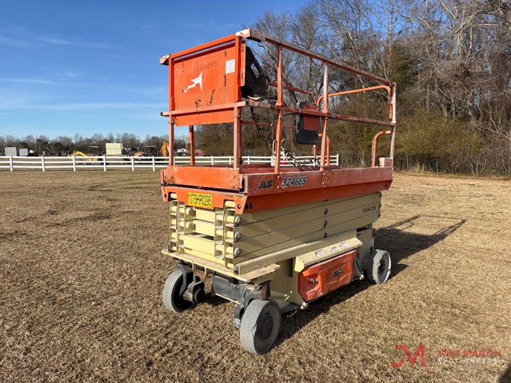 2015-jlg-3246es-image-4