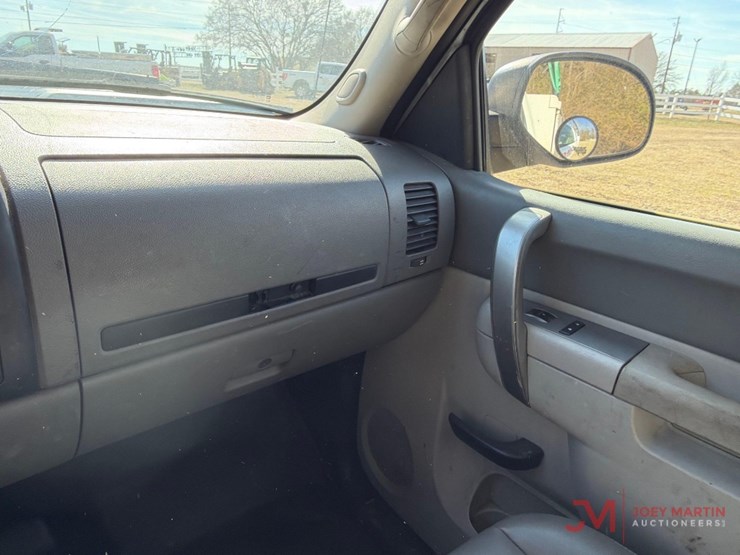 2013-chevrolet-2500-image-25