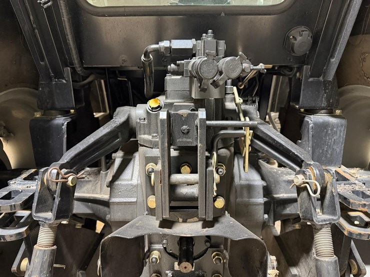 2016-mahindra-2565-image-15