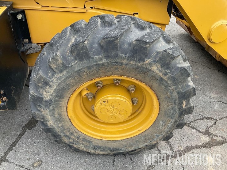 2017-caterpillar-420f2-image-47