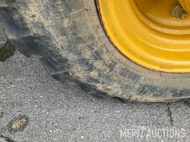 2017-caterpillar-420f2-image-48