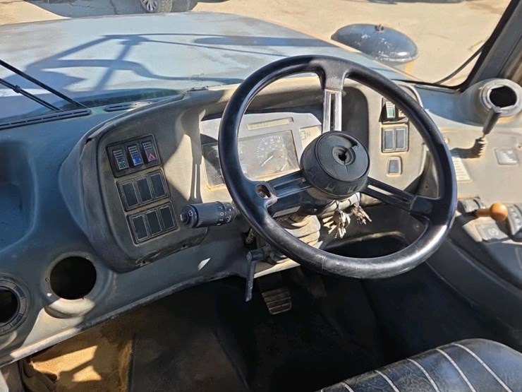 2005-deere-300d-image-22