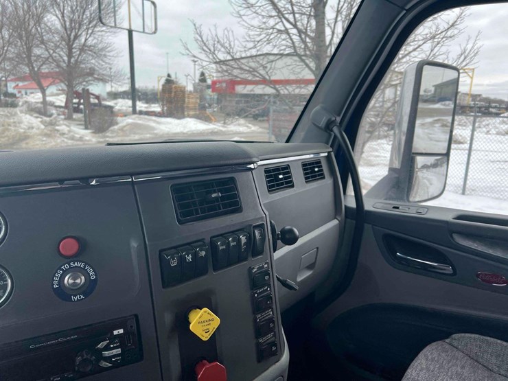 2016-peterbilt-semi-image-18