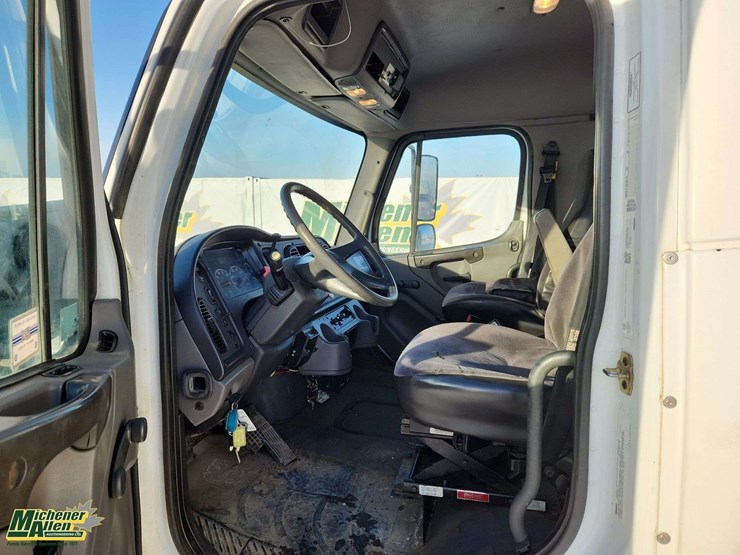 2005-freightliner-m2-106-image-14