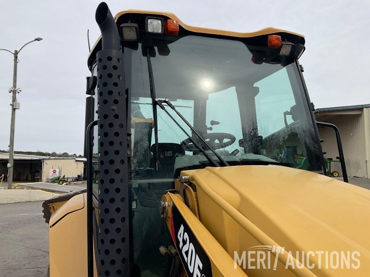2017-caterpillar-420f2-image-46
