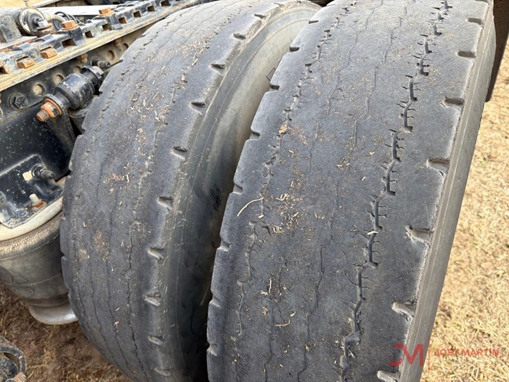 2013-freightlinerday-cab-truck-tractor-image-15