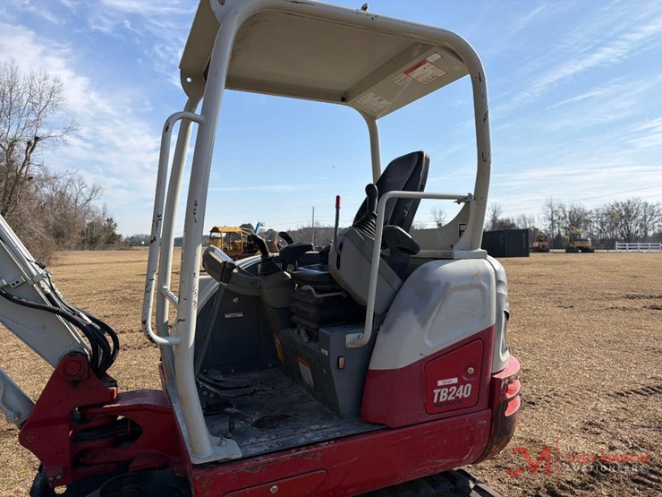 2020-takeuchi-tb240-image-20