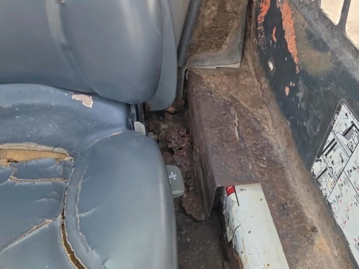 2007-bobcat-s300-image-22