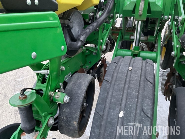 2021-john-deere-1775nt-image-12