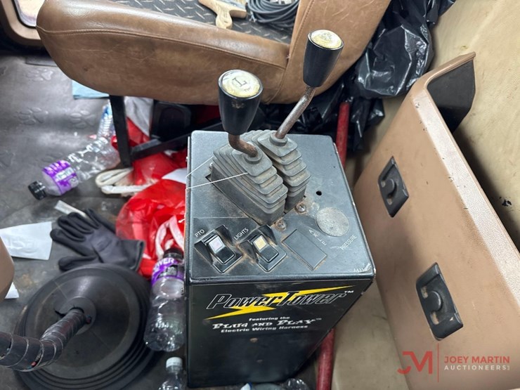 2010-mack-gu713-granite-roll-off-truck-image-31